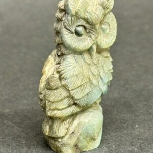 Hibou en labradorite sculpté