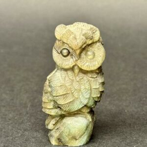 Hibou en labradorite sculpté