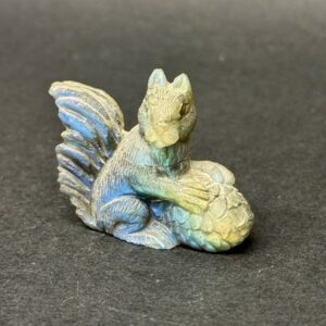 Écureuil sculpté en labradorite