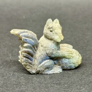 Écureuil sculpté en labradorite